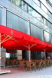 Ob Mittags oder nachts - die große Terrasse des Pappasito’s sorgt für Sommerfeeling (Foto: Baraba E. Euler)